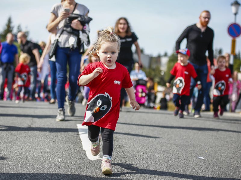 Lítil stúlka á hlaupum í rauðum Georgsbol