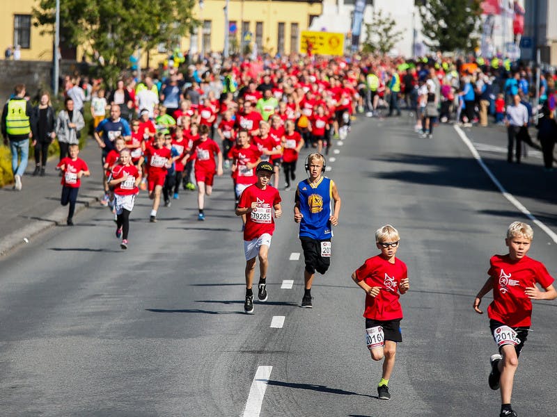 Participants running on road Fríkirkjuvegur, just after the start of the 3 km fun run