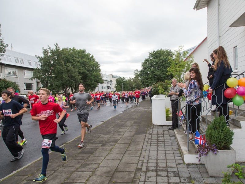 Residents cheering runners on road Lynghagi