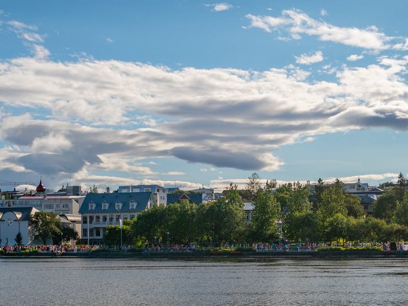 Þátttakendur á hlaupum við Tjörnina með Fríkirkjuna og Hallgrímskirkju í bakgrunn.
