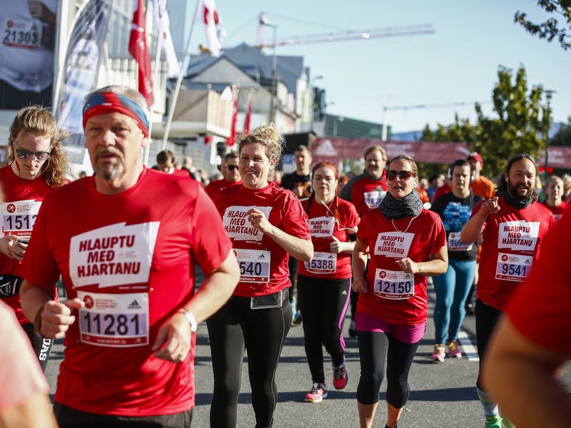 Þátttakendur á hlaupum í rauðum bolum með slagorðinu Hlauptu með hjartanu