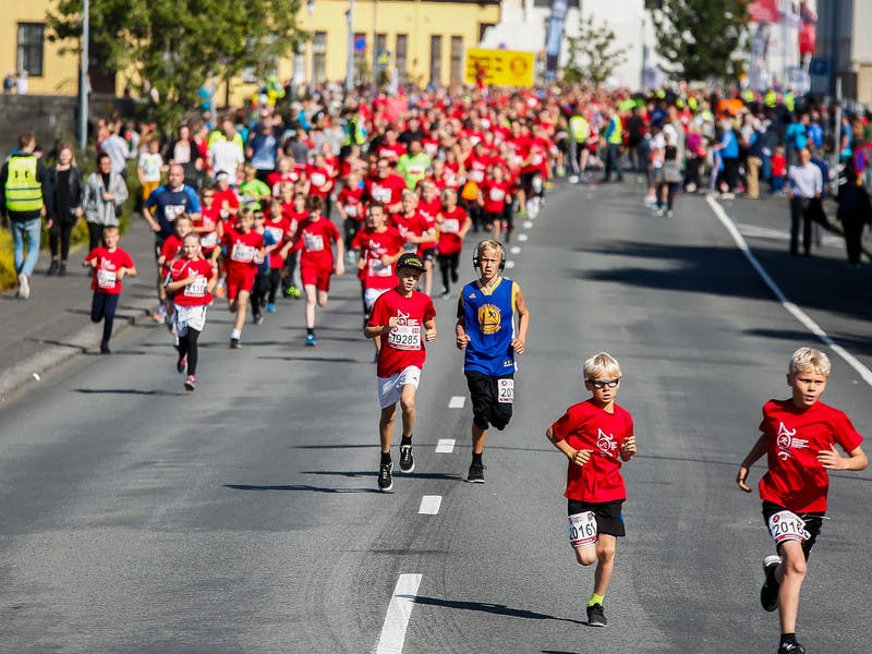 Þátttakendur í 3 km skemmtiskokki á hlaupum á Fríkirkjuvegi