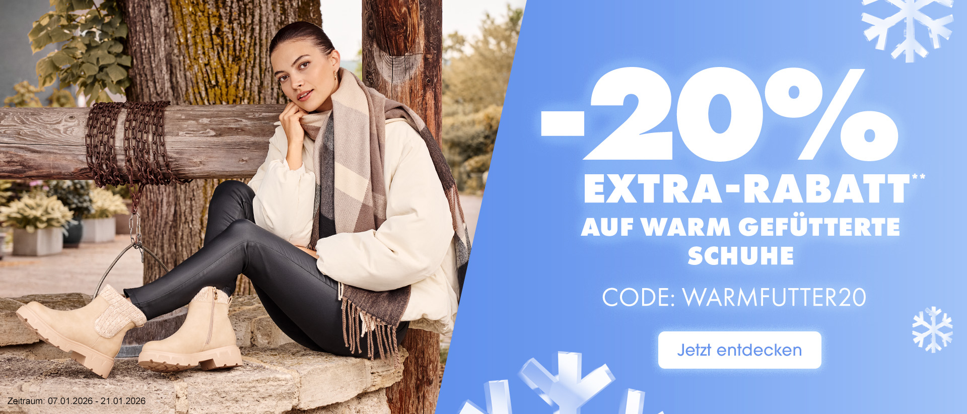 Modisch gekleidete Frau sitzt im Freien und trägt beige, warm gefütterte Stiefeletten von MARCO TOZZI. Daneben Hinweis auf 20 % Extra-Rabatt auf warm gefütterte Schuhe mit Aktionscode WARMFUTTER20 im Zeitraum vom 07.01.2026 bis 21.01.2026.