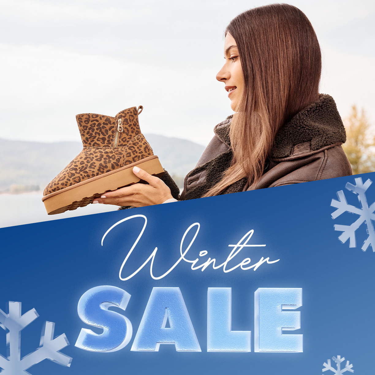 Frau hält einen braunen Winterstiefel in den Händen. Vor ihr steht der Schriftzug „Winter Sale“ mit Schneeflocken auf blauem Hintergrund.