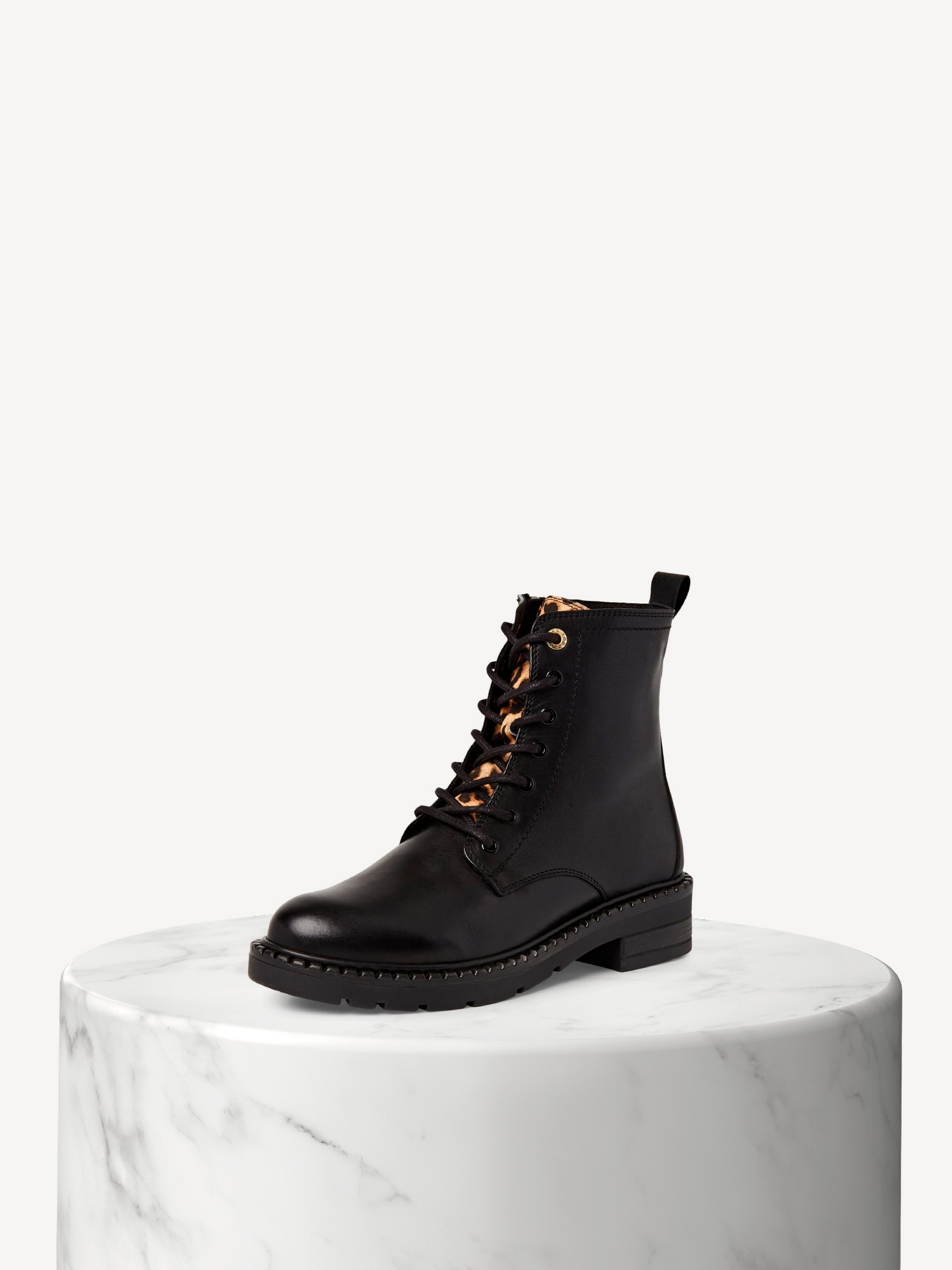 Černé kotníkové boty
