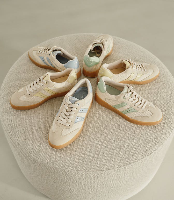 Sneaker con strisce colorate