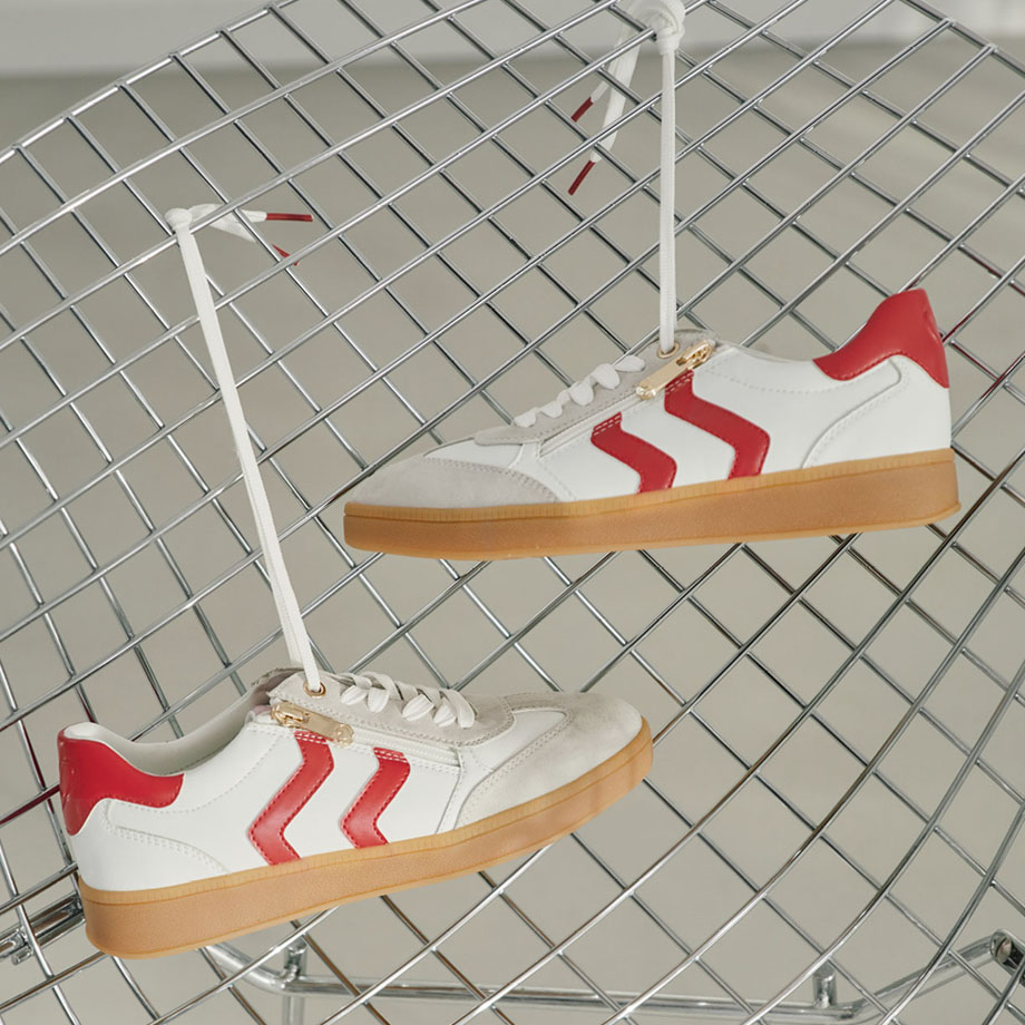 Sneaker mit roten Streifen