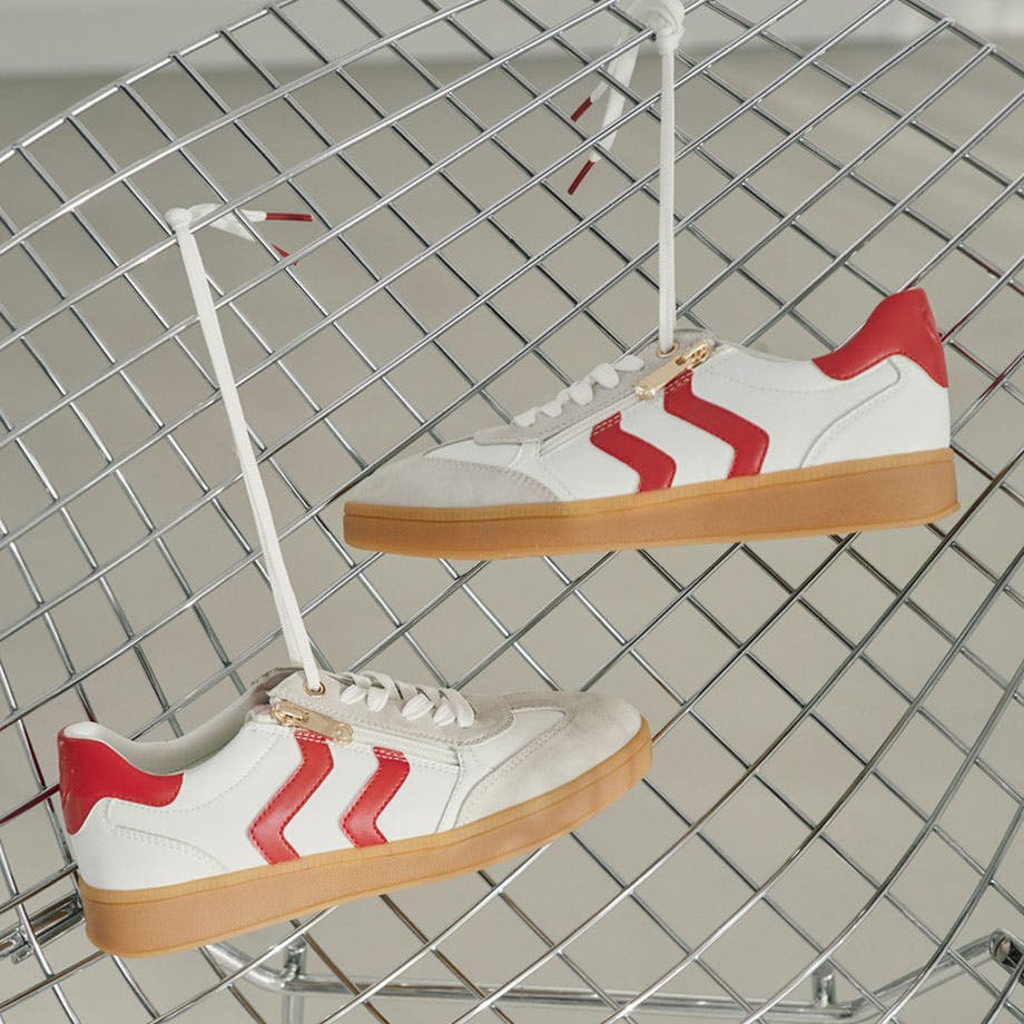 Sneaker mit roten Streifen