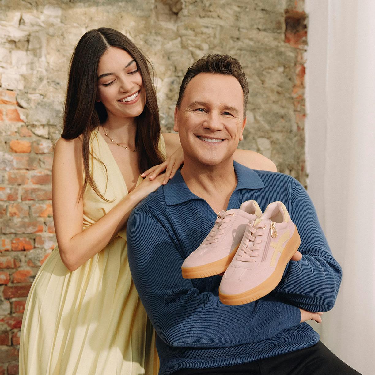 Guido und Model mit rosa Sneaker