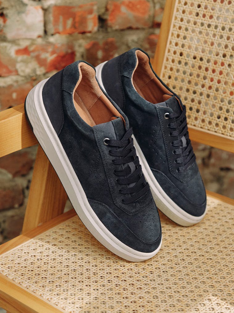 Blaue Sneaker
