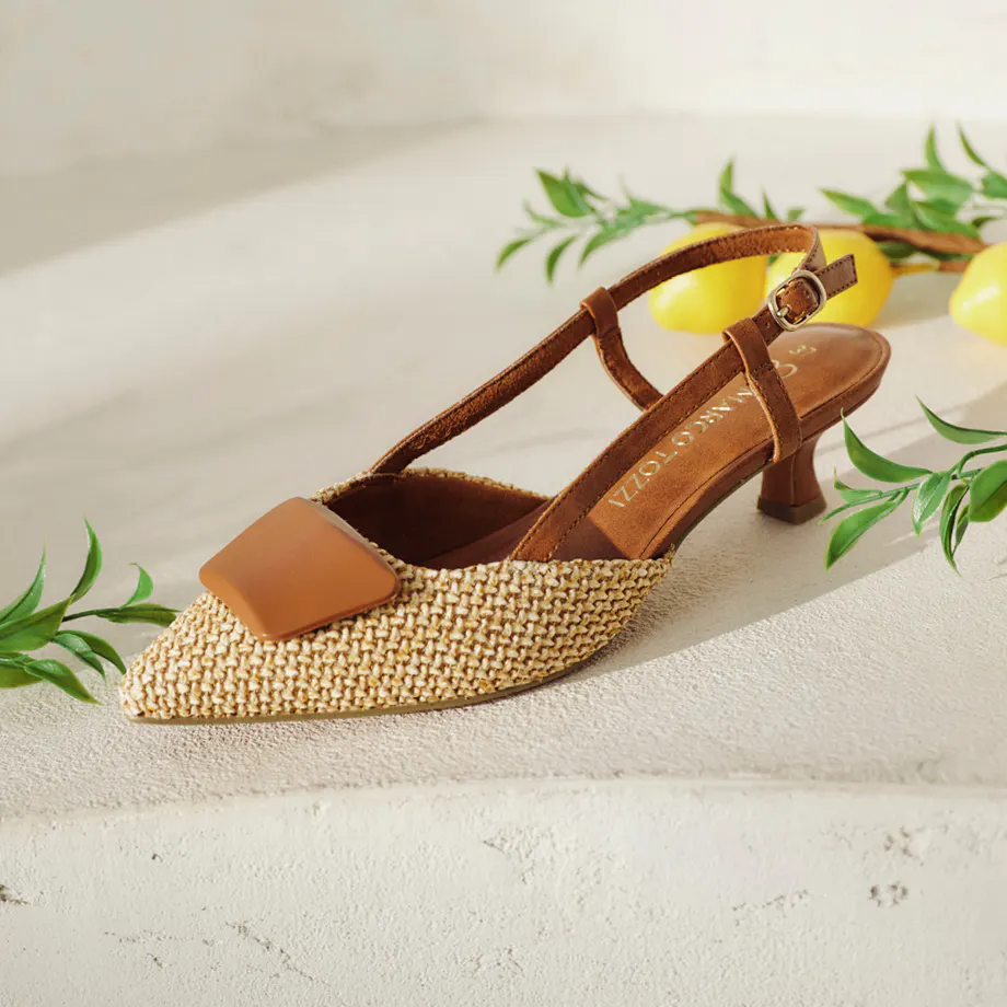 Décolleté marroni con foglie sullo sfondo