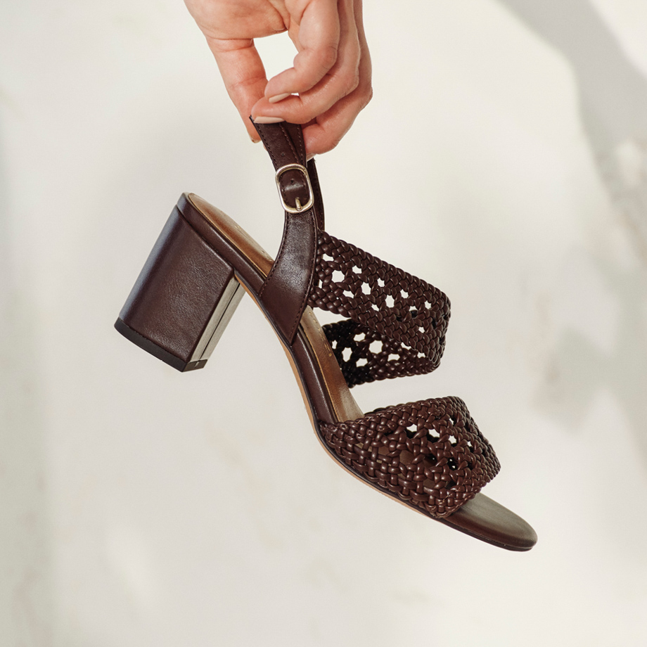 Sandali marrone scuro con tomaia traforata