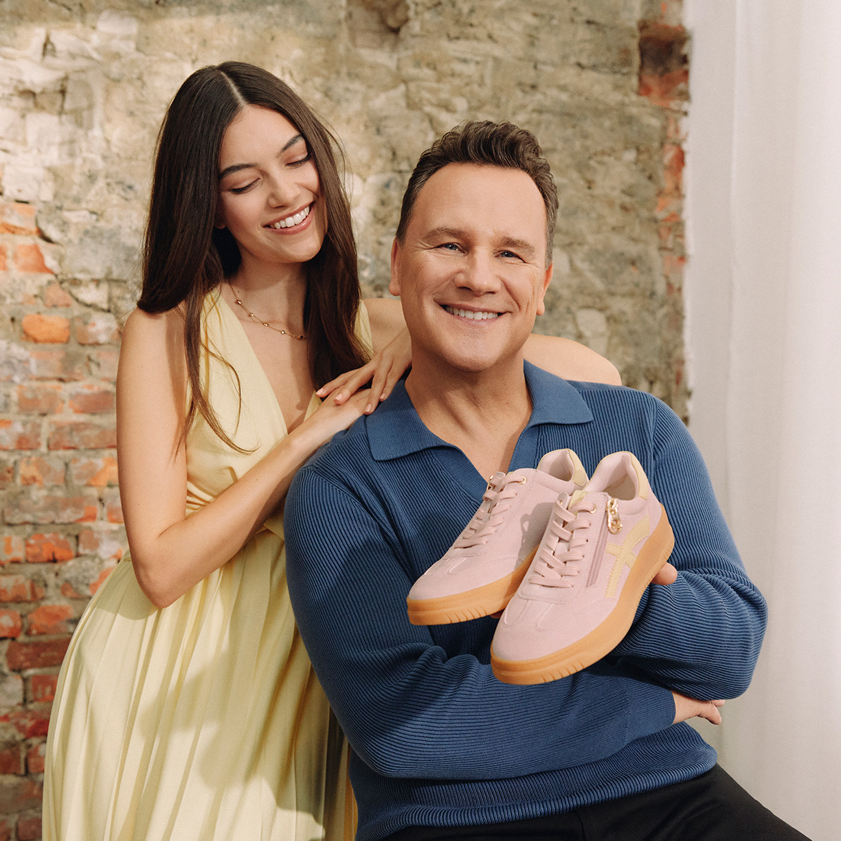 Guido und Model mit rosa Sneaker