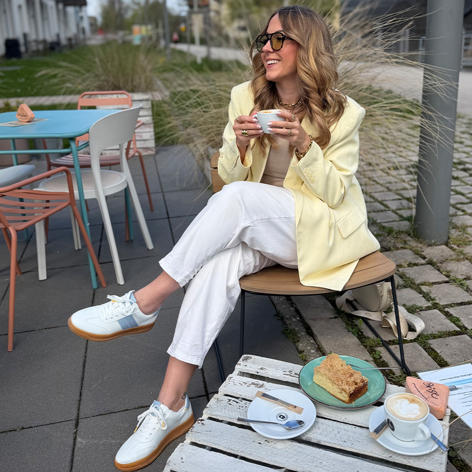 Weiße Sneaker mit blauen Streifen