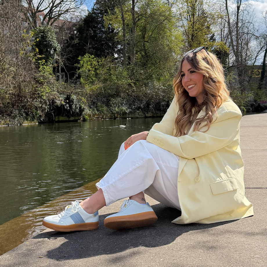 Weiße Sneaker mit blauen Streifen