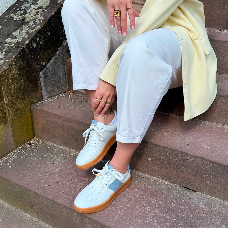 Weiße Sneaker mit blauen Streifen