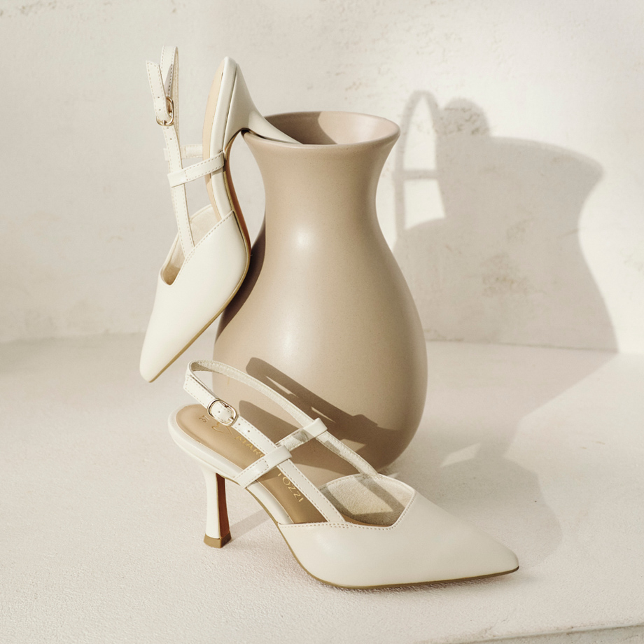 Decolleté bianche con cinturino a fascia e decorazione a forma di vaso