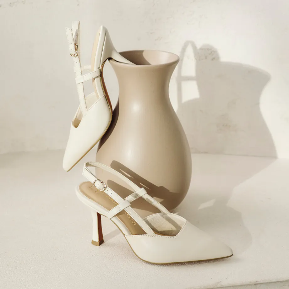 Decolleté bianche con cinturino a fascia e decorazione a forma di vaso