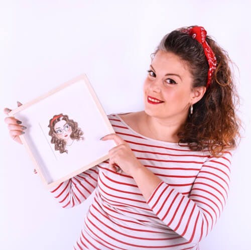 Ruth mostrando una ilustración de un retrato
