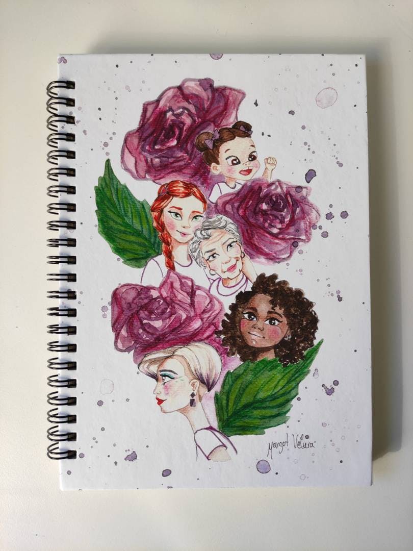 Libreta pintada a mano con ilustraciones de mujeres