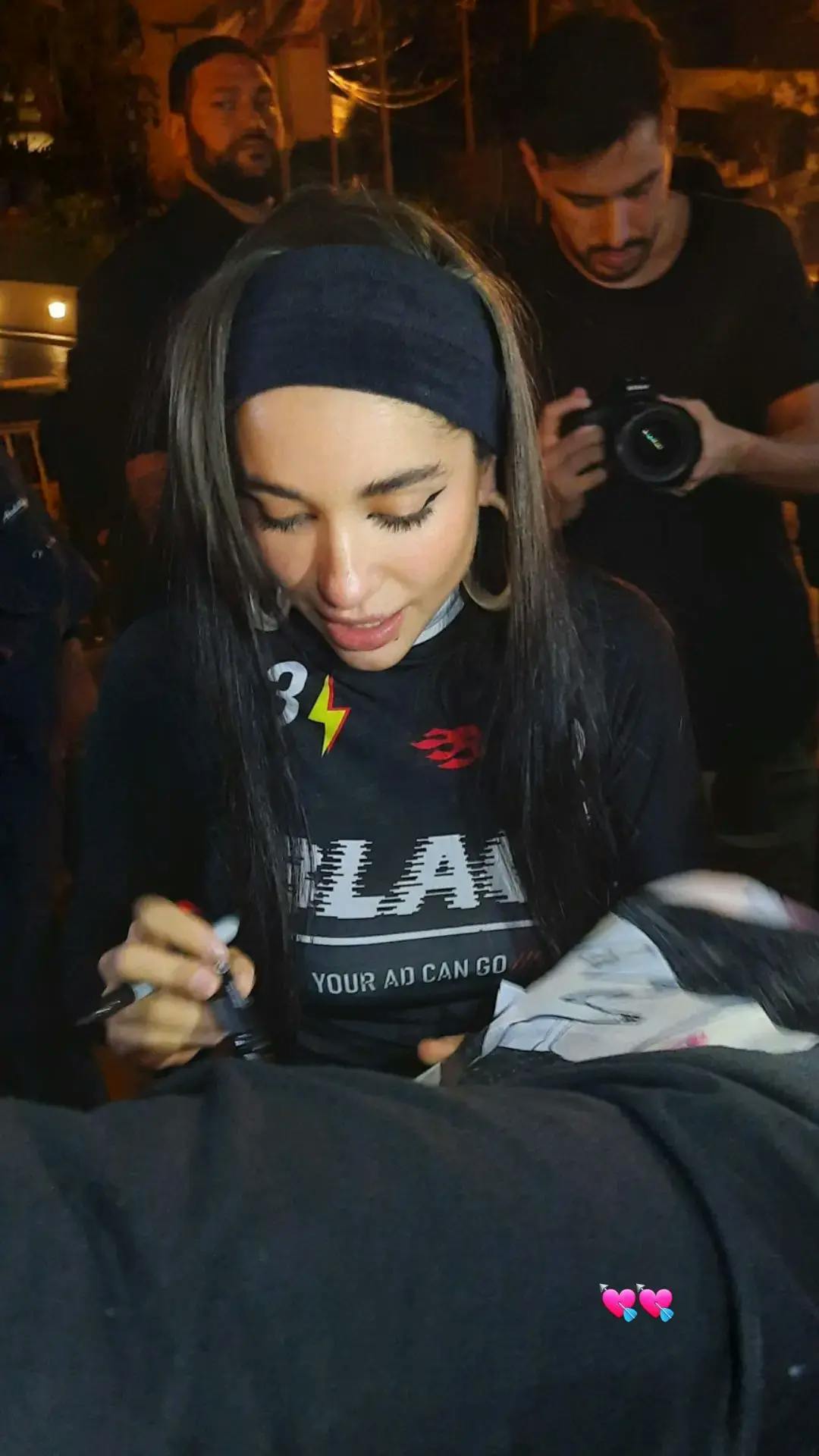 Maria Becerra firmando autógrafos en Salta