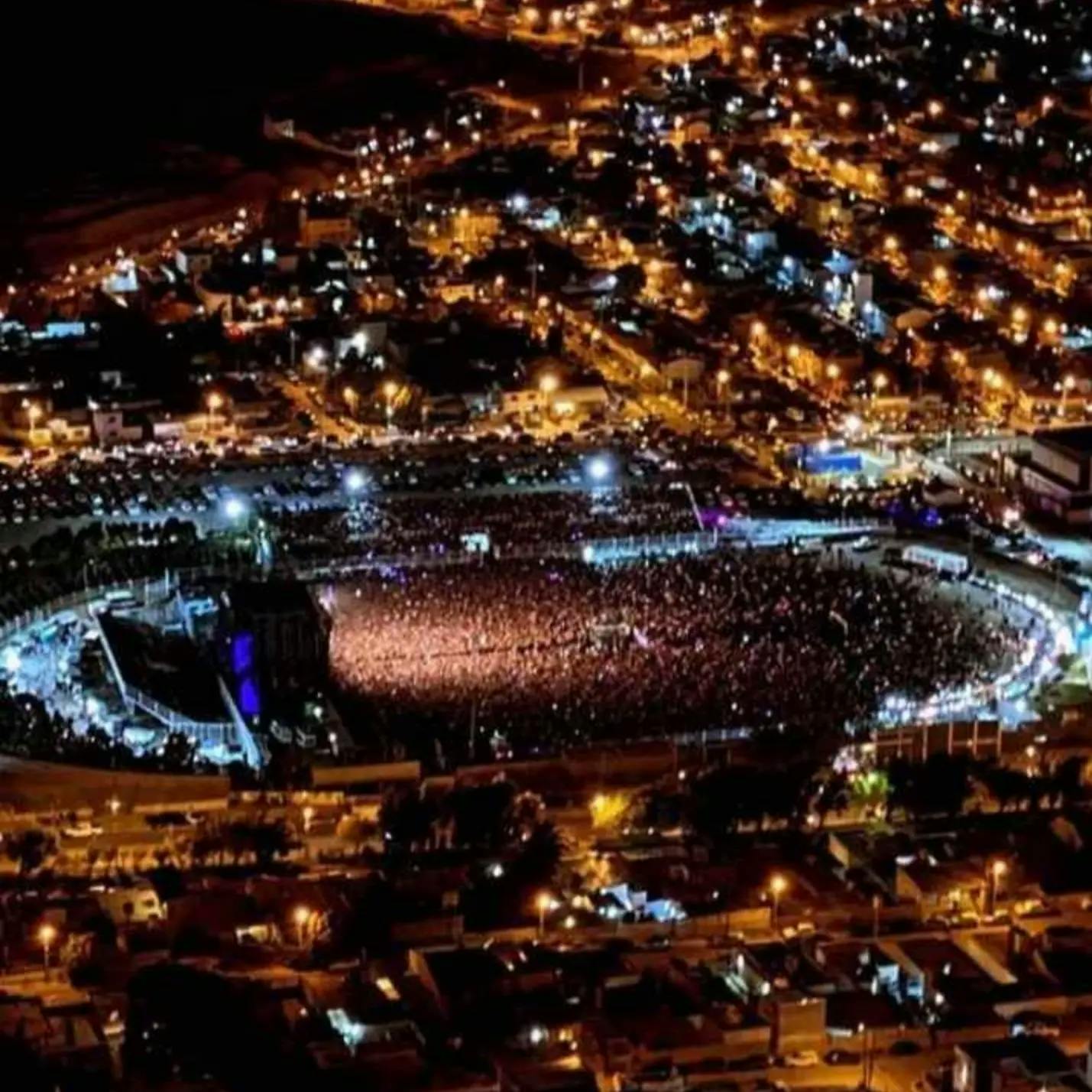 María Becerra una de las artistas más escuchadas se presentó en el Predio Ferial de la ciudad. Cerca de 50mil personas cantaron y bailaron junto a "La nena de Argentina"