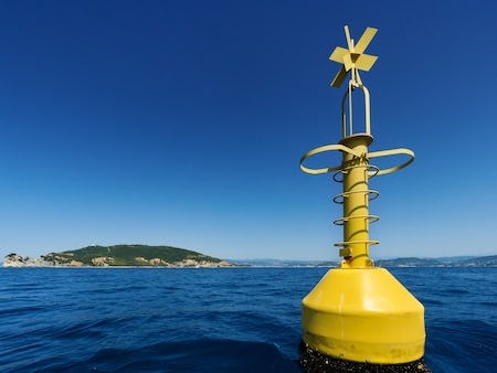 Navigation Aids and oceanic buoys with swing mooring
