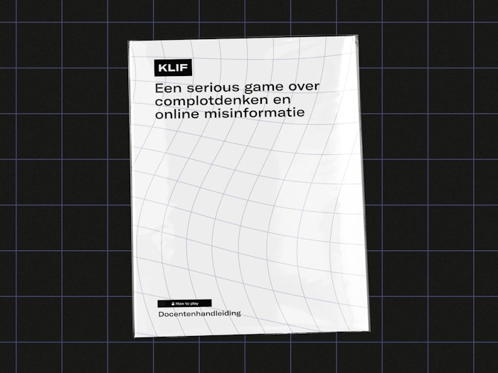 A paper manual inside plastic on a dark background. The front cover of the manual is visible and says (translated from Dutch) 'A serious game about conspiracy thinking and online misinformation, teachers manual'.