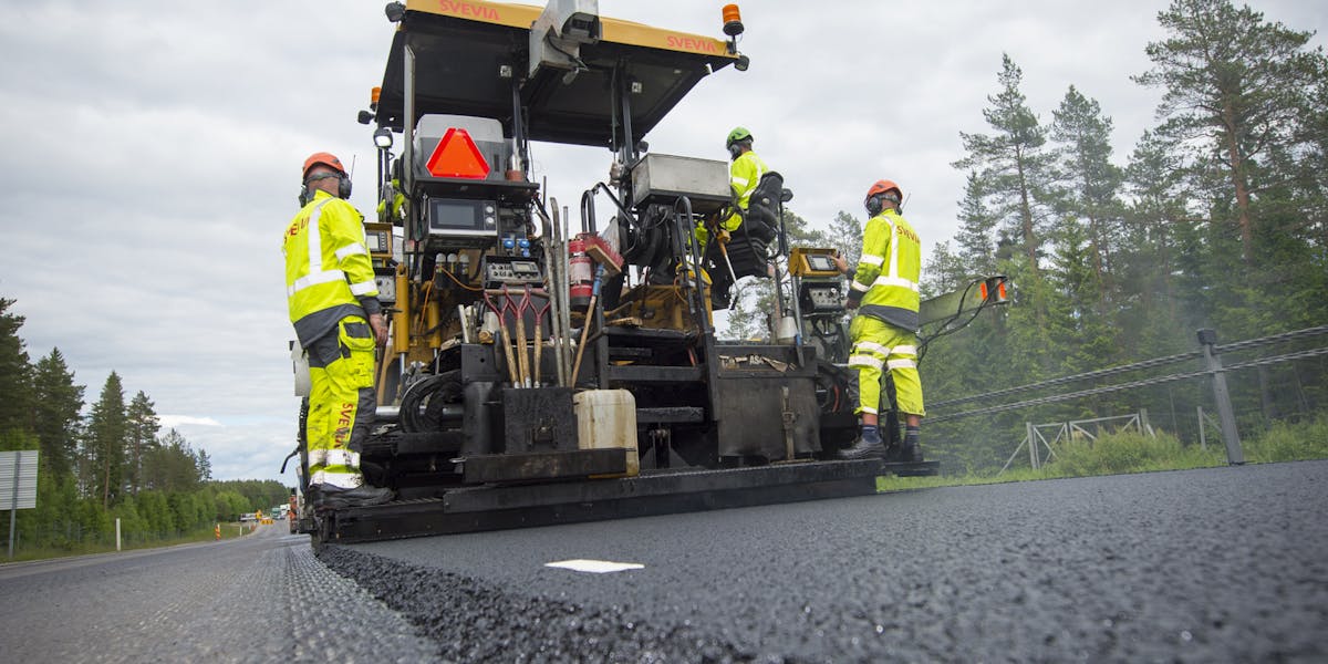 1,7 kilometer asfalt som läggs i Håbo komun just sänker CO2-utsläppen med över 70 procent.