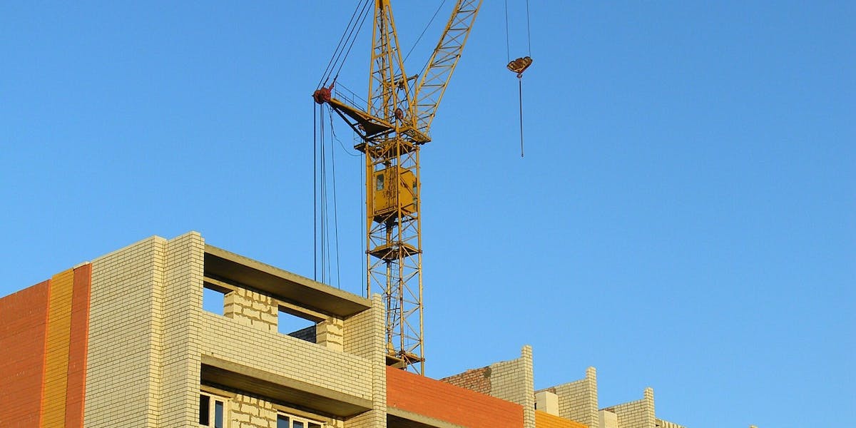 Takten i bostadsbyggande beräknas hålla i sig och även öka en aning under 2022, enligt Boverkets prognos.