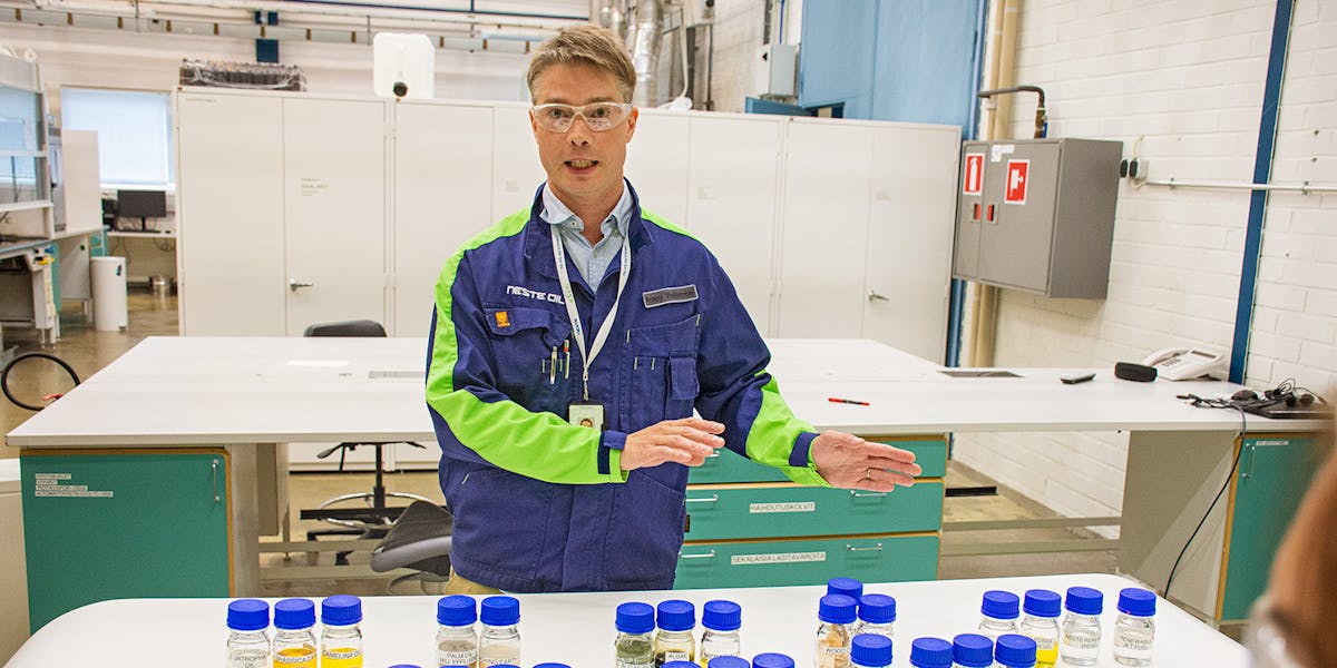Forskaren Ronny Wahlström på Neste visar hur många olika potentiella råvaror labbet studerar och testar för att utveckla produkten. Alger och plast finns med i portföljen.