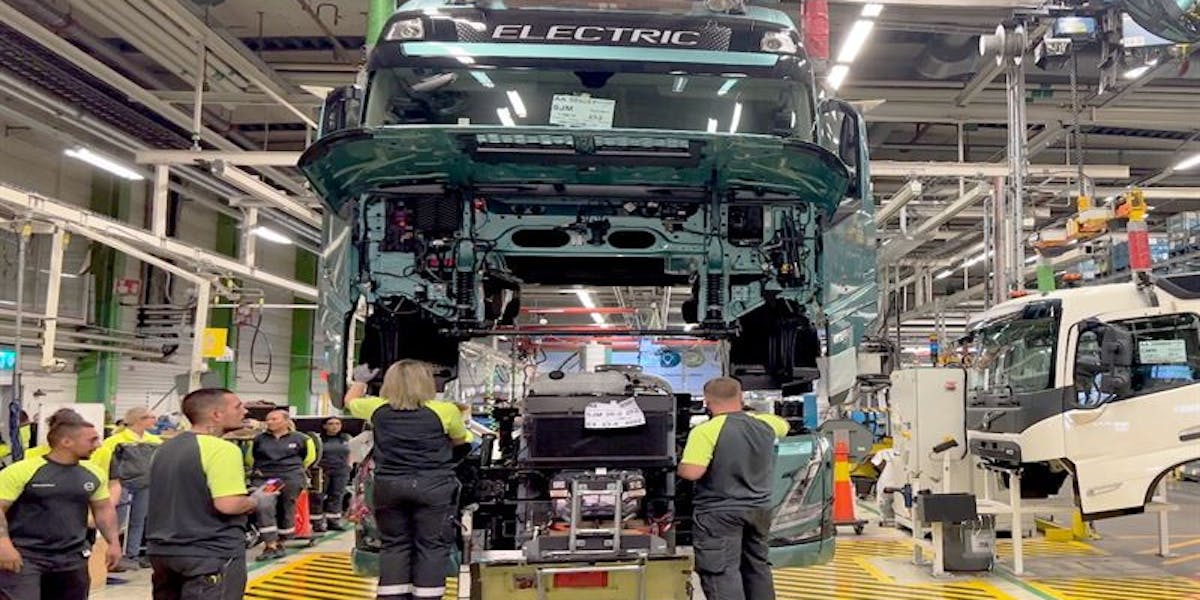 Volvo Lastvagnar börjar serieproducera anläggningsbilden FMX med eldrift.