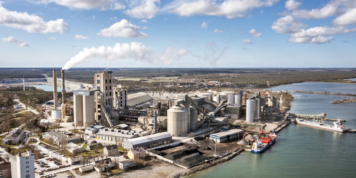 Regeringen följde lagen när det gav Cementa tillfälligt tillstånd att fortsätta bryta i Slite. Men nu väntar den riktiga domen 13 december, som handlar om ett kortare tillstånd för att svensk cementproduktion inte ska tvärnita.