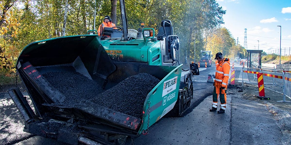 Kraftiga prisökningar på bitumen gör att många kommuner och även Trafikverket tvingas skära ner på asfalteringsjobb i år.