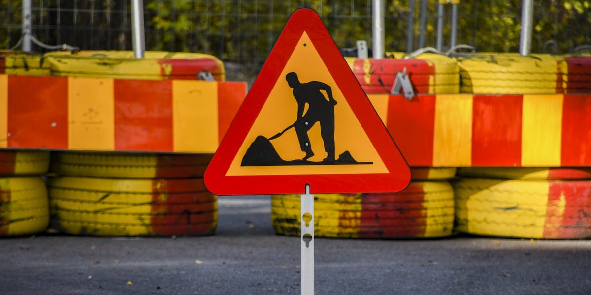 Regeringen satsar en miljard på att öka vägunderhållet på de svenska vägarna.