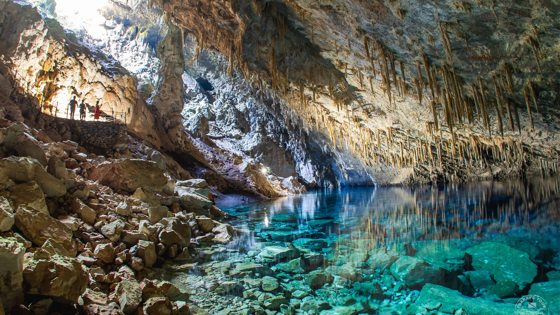 Cabeçalho com imagem da Gruta do Lago Azul, um dos passeios do pacote de baixa temporada econômico em Bonito MS