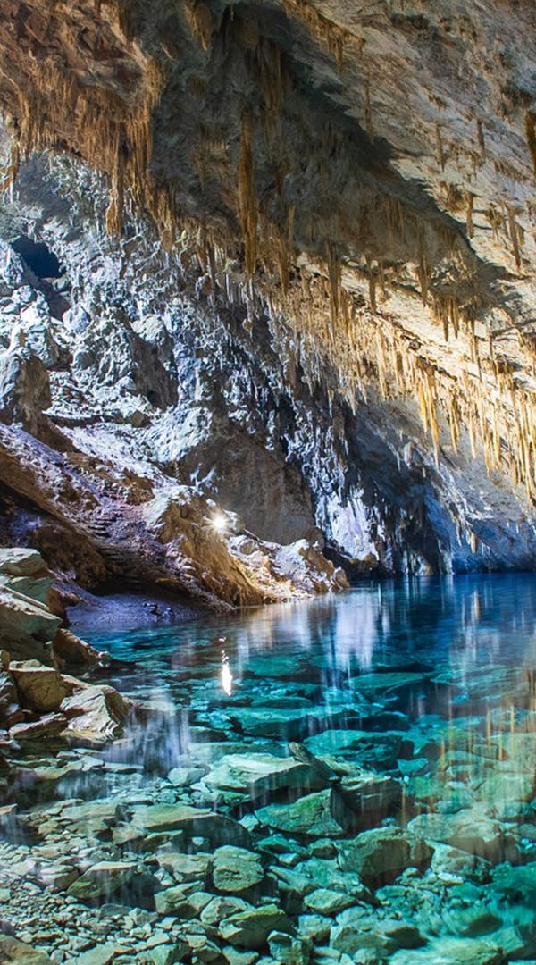 Cabeçalho com imagem da Gruta do Lago Azul, um dos passeios do pacote de baixa temporada econômico em Bonito MS
