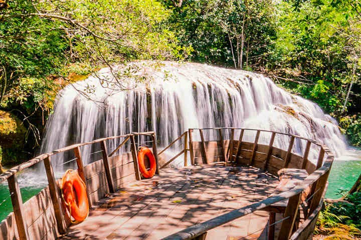 Deck de contemplação de frente para cachoeira no Parque das Cachoeiras