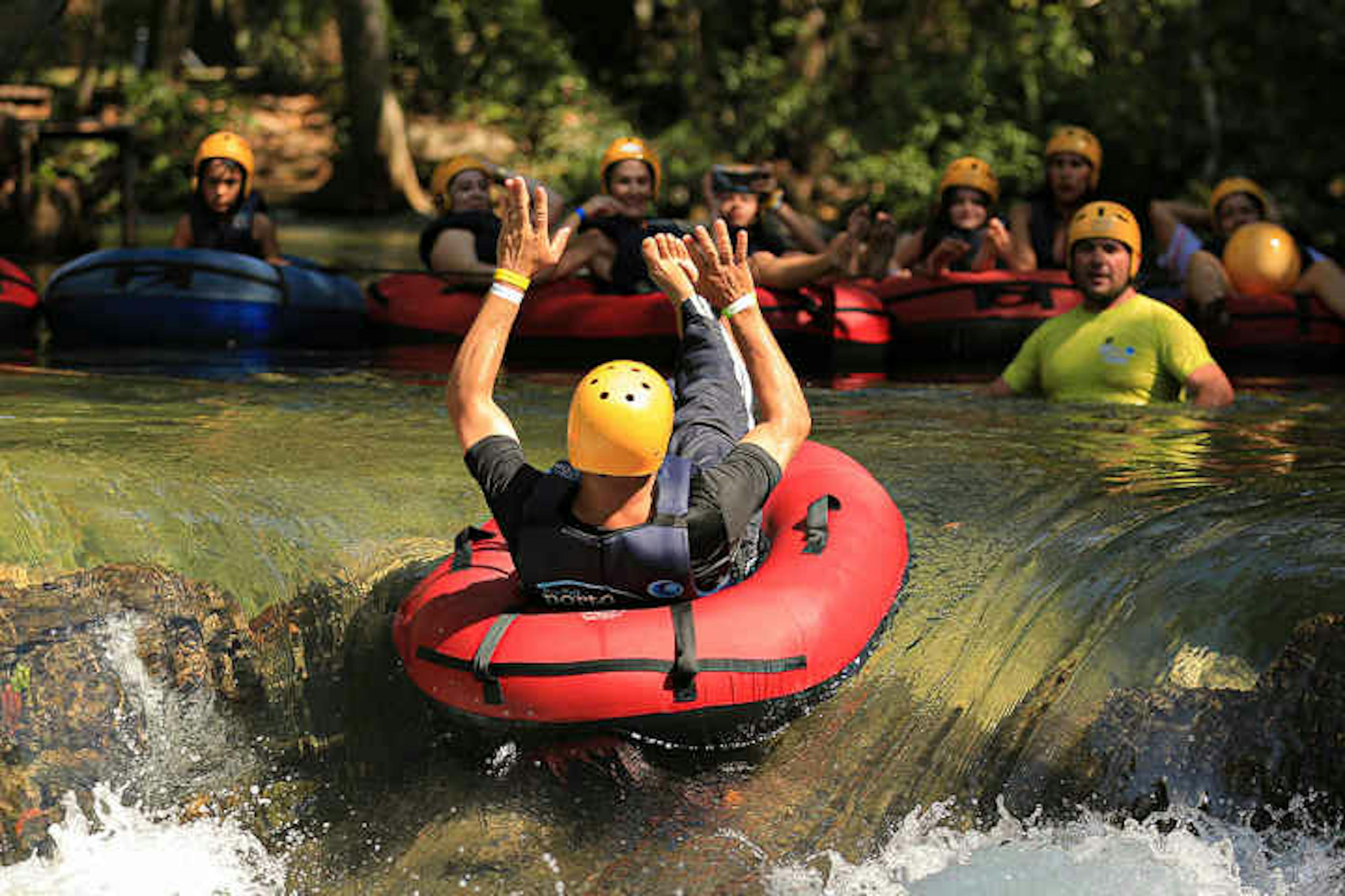 Pessoa em queda d'água fazendo Boia Cross no Eco Park Porto da Ilha