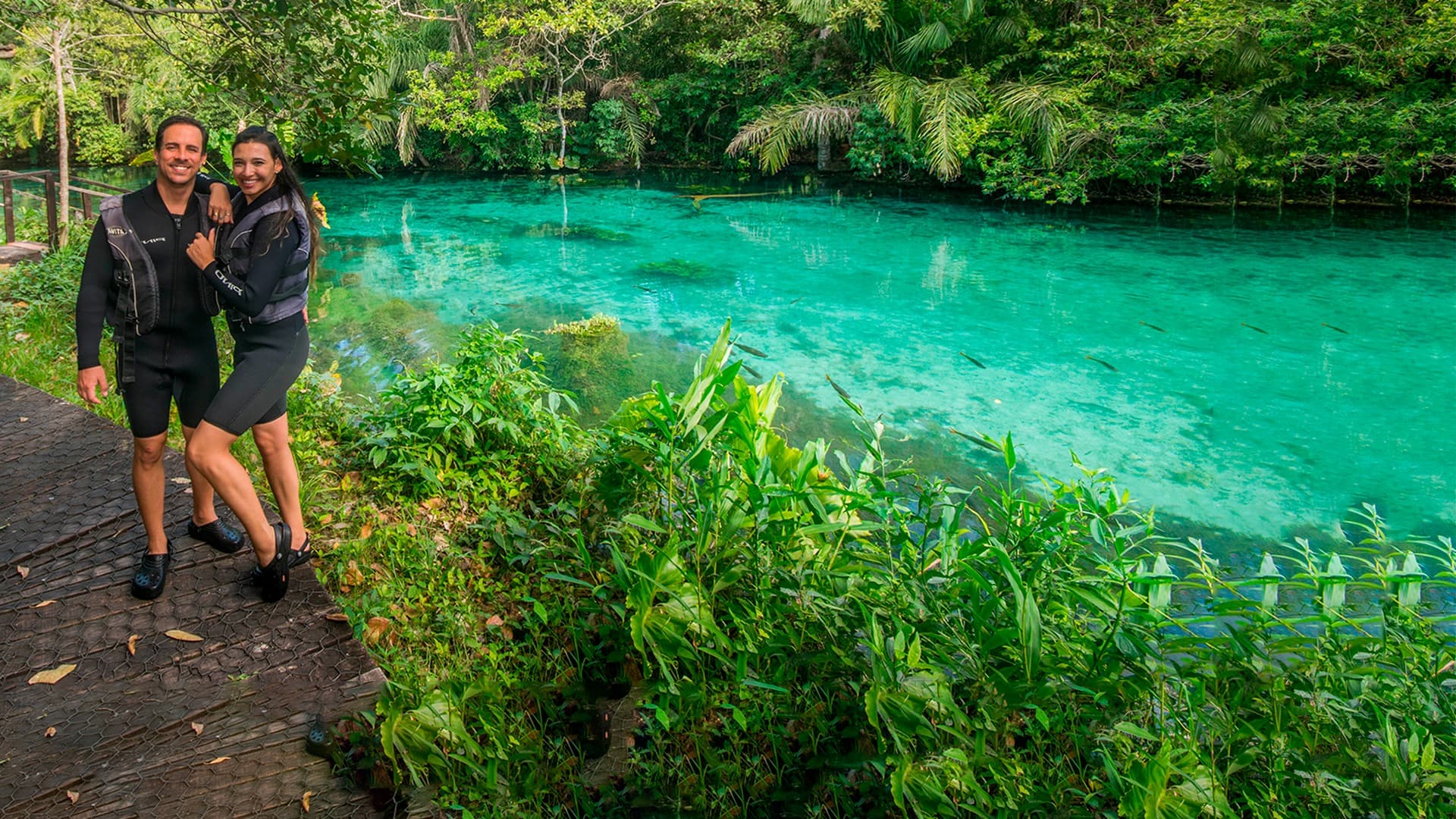 Casal juntinhos ao lado do rio