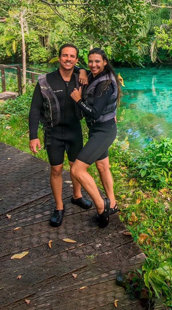 Casal juntinhos ao lado do rio