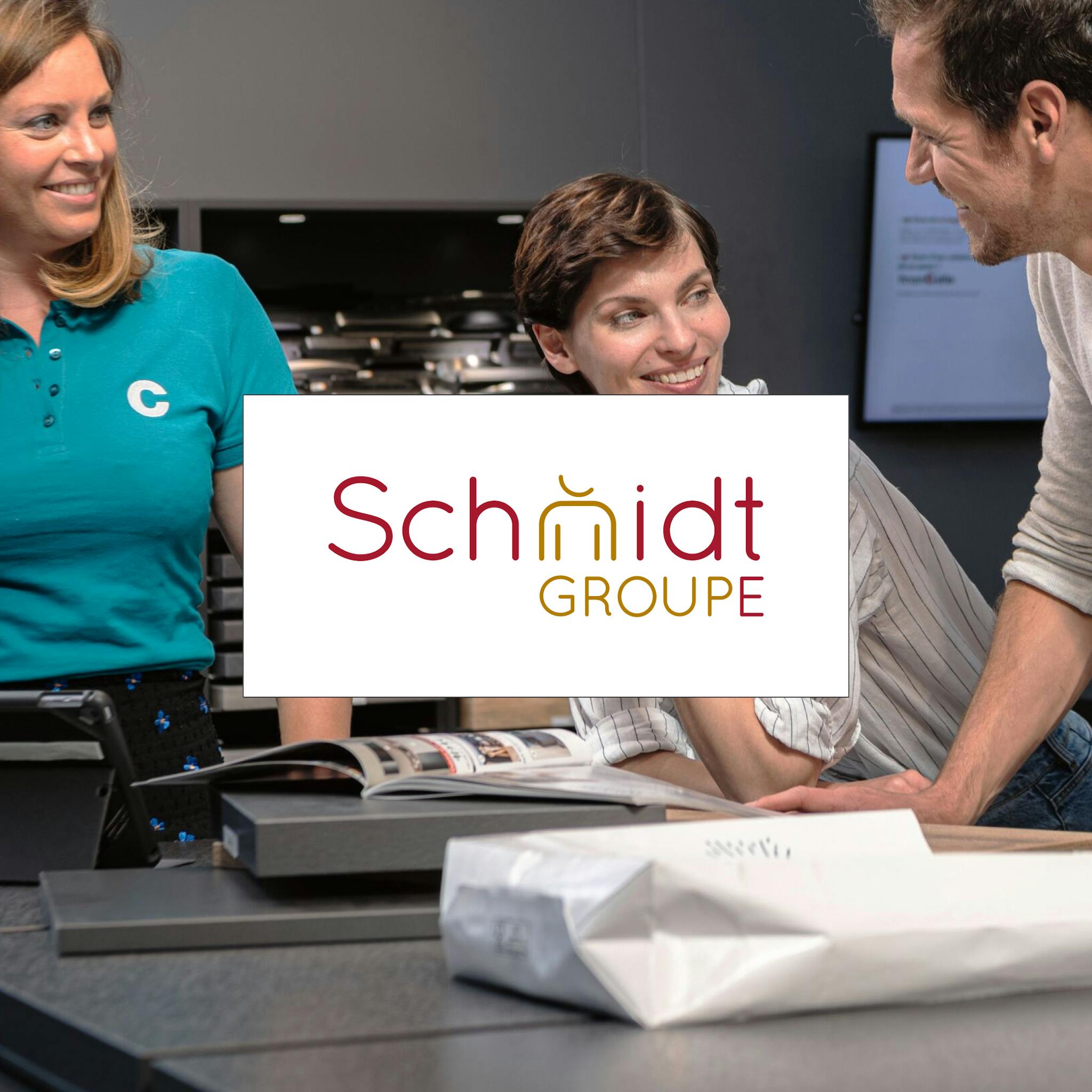 Le logo schmidt par dessus l'image de groupe.