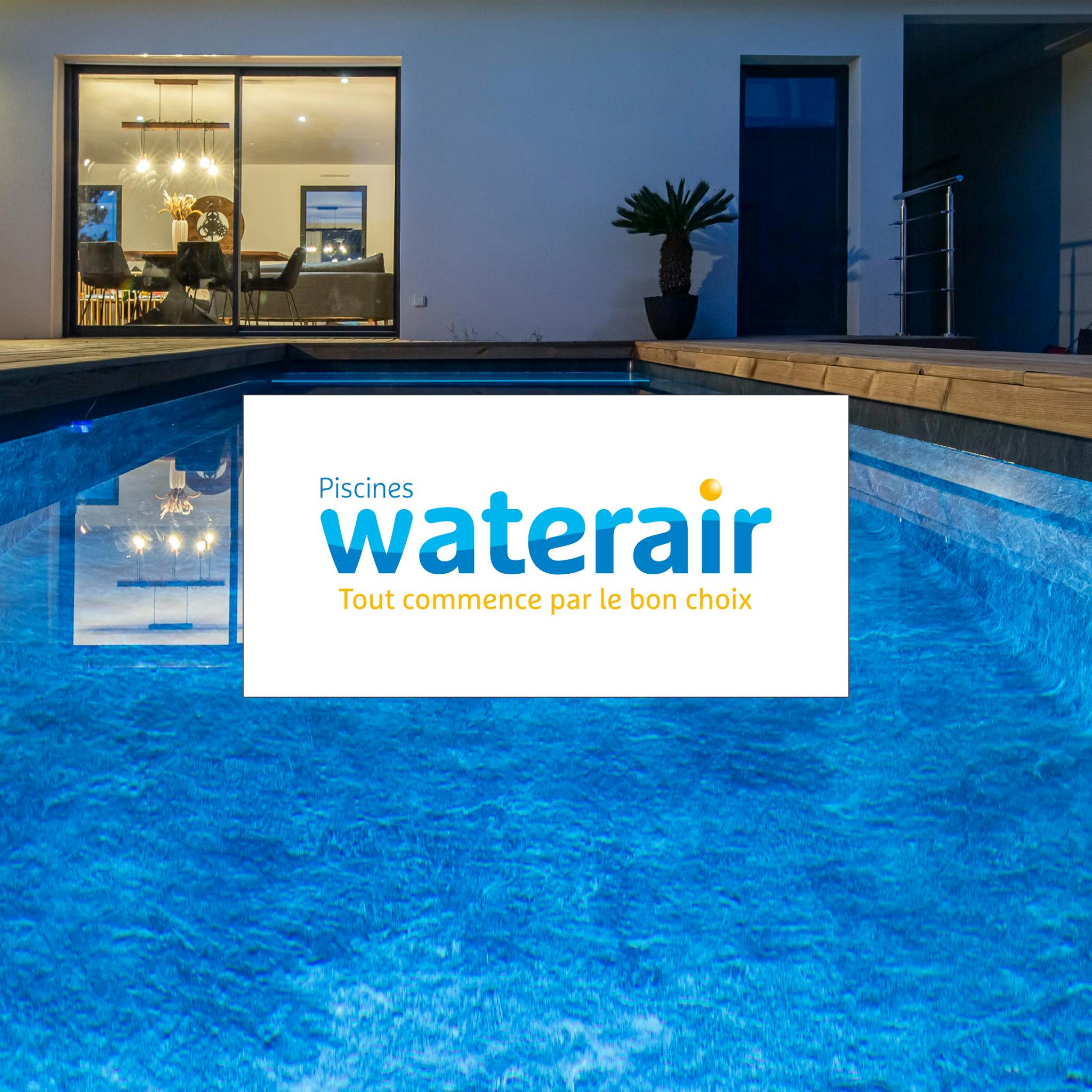 Le logo Waterair par dessus la piscine.
