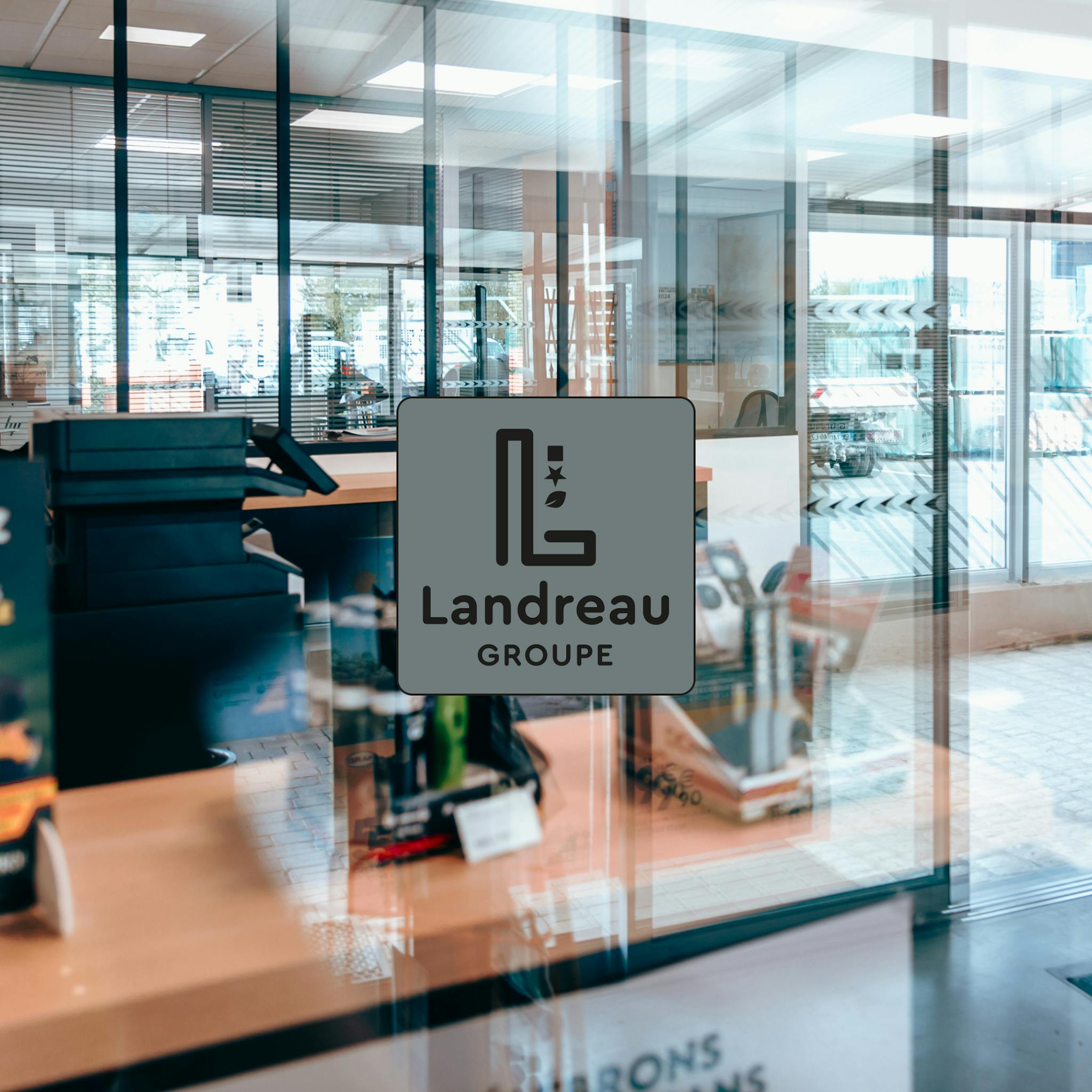 Le logo de Landreau par dessus l'image du bureau.
