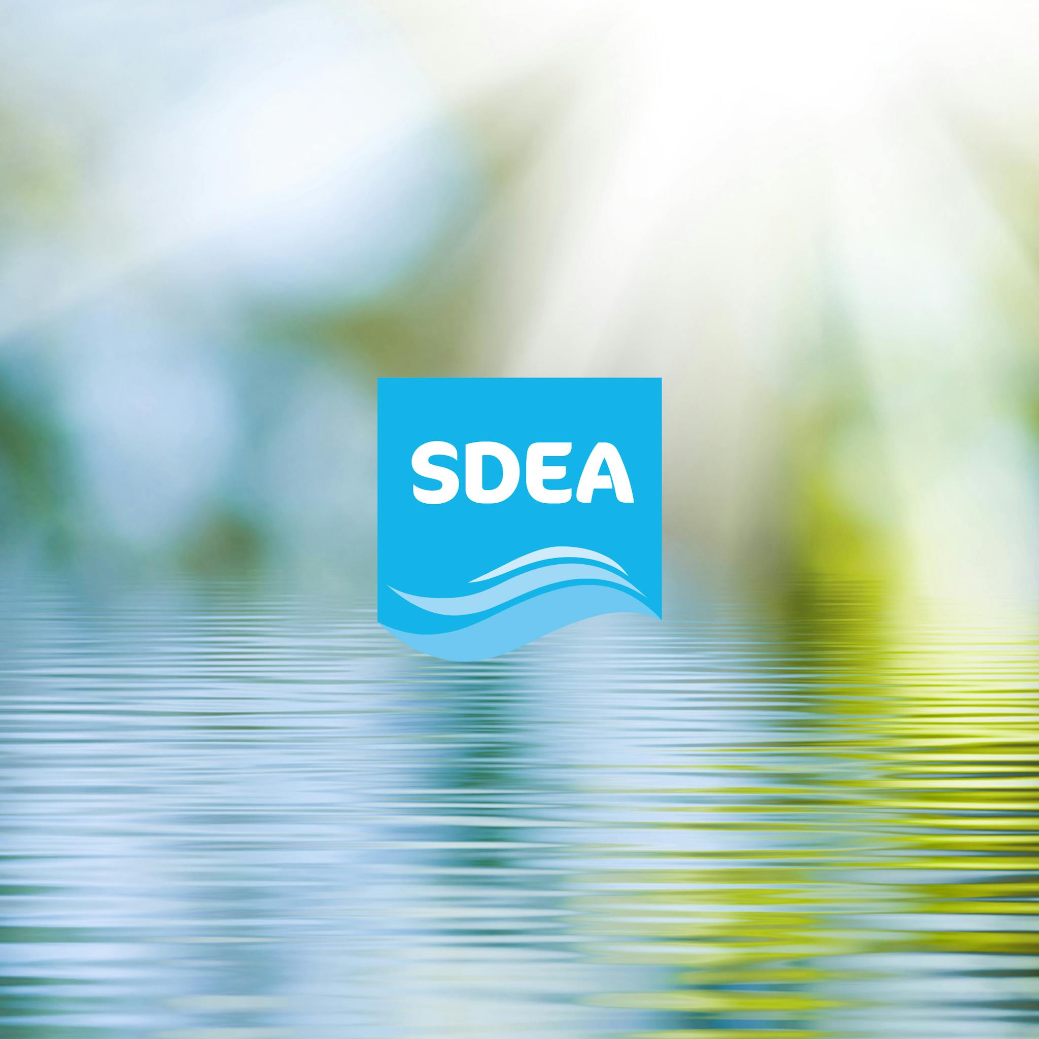 Le logo SDEA par dessus l'eau.