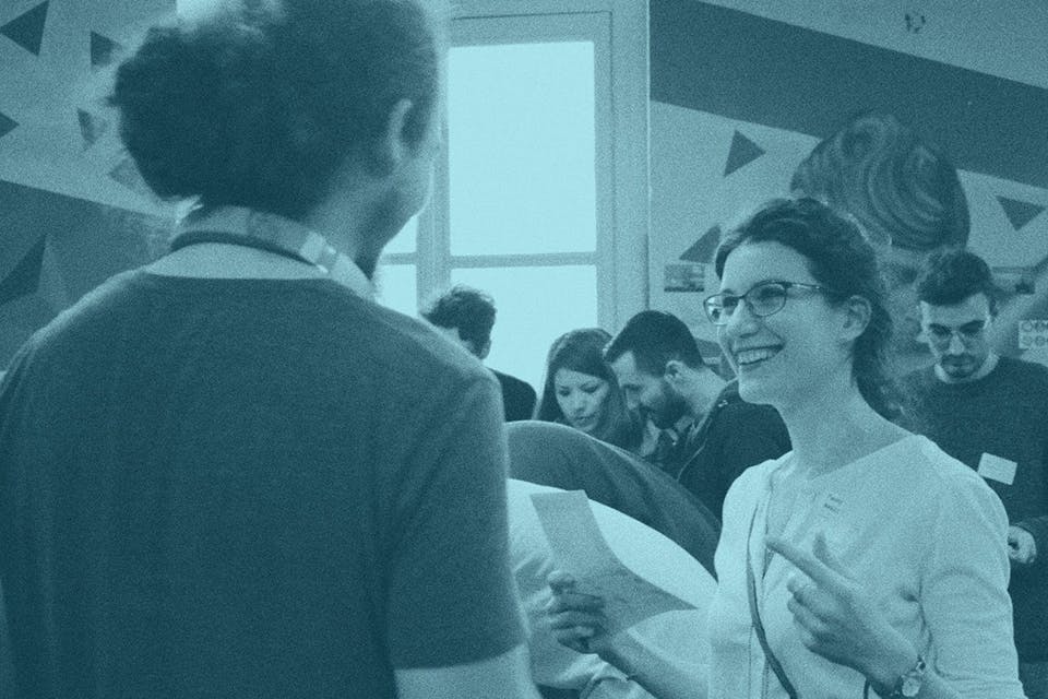 Deux entrepreneurs discutent à l'occasion du lancement d'Air Data à Matrice à Paris