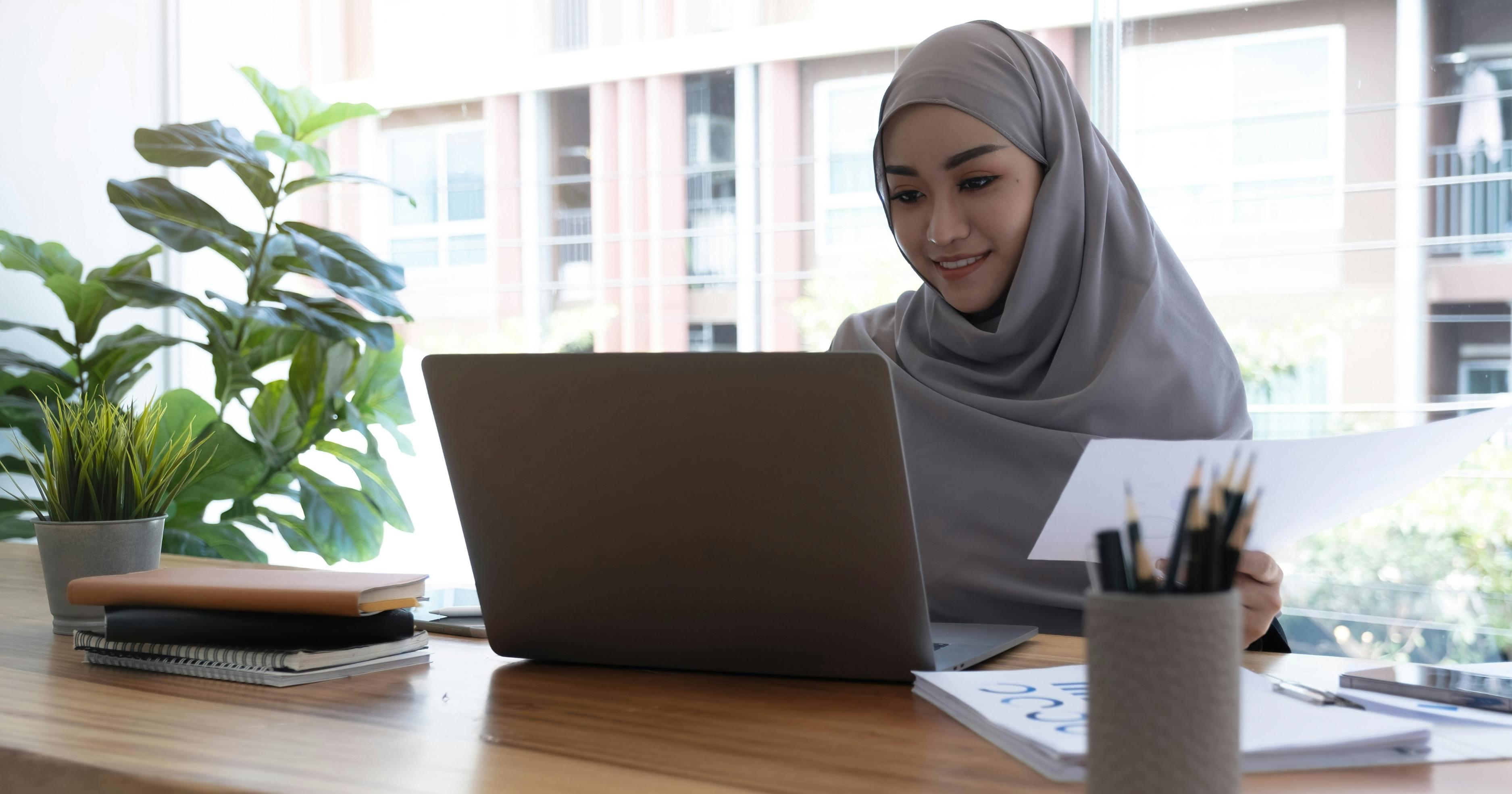 seorang wanita bekerja sebagai penjawat awam