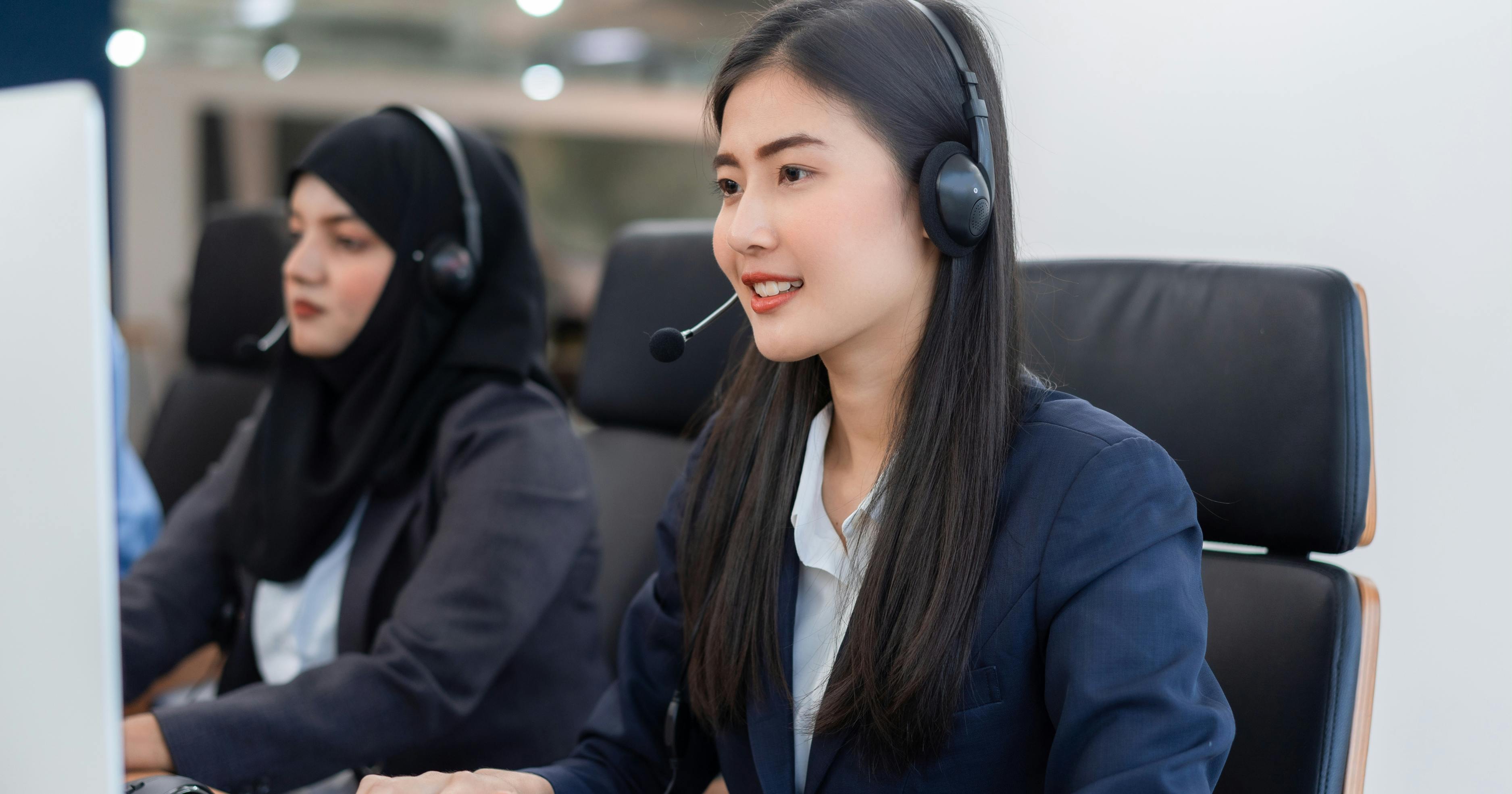 seorang wanita bekerja sebagai khidmat pelanggan/customer service