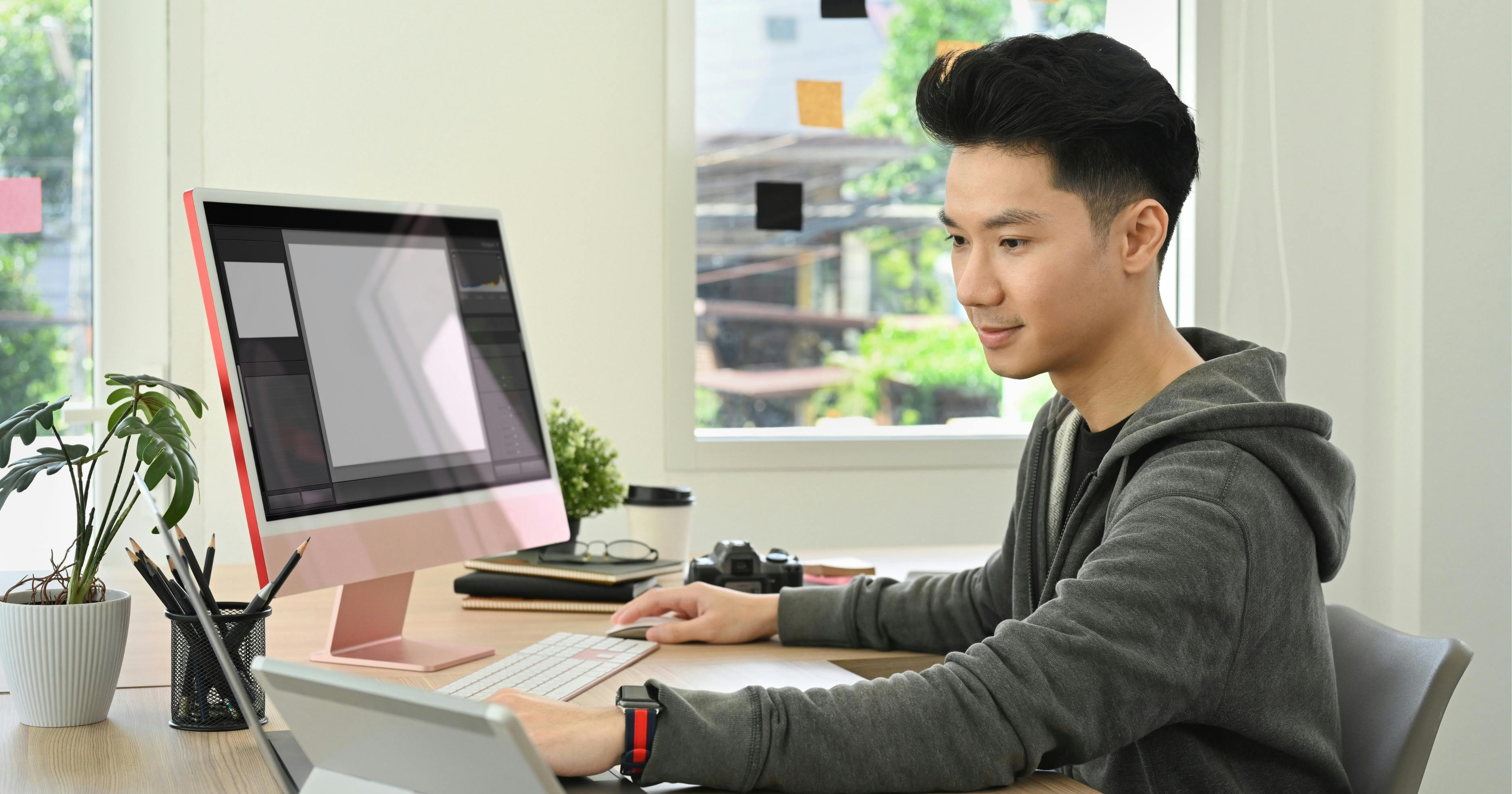 seorang lelaki bekerja sebagai video editor