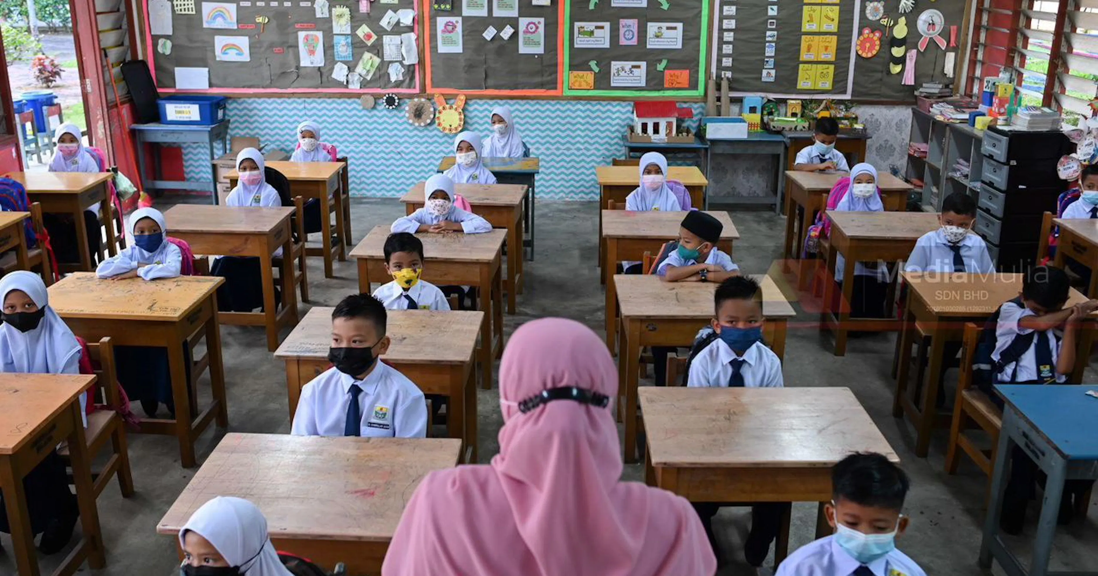 guru sedang mengajar
